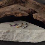 Pirsing obrva / curved barbell piercing