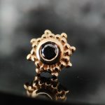 NAGA Peshavia Black Diamond – ukrasni deo pirsing nakita od 18K zlata sa crnim kamenom