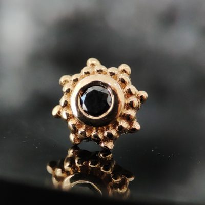 NAGA Peshavia Black Diamond – ukrasni deo pirsing nakita od 18K zlata sa crnim kamenom