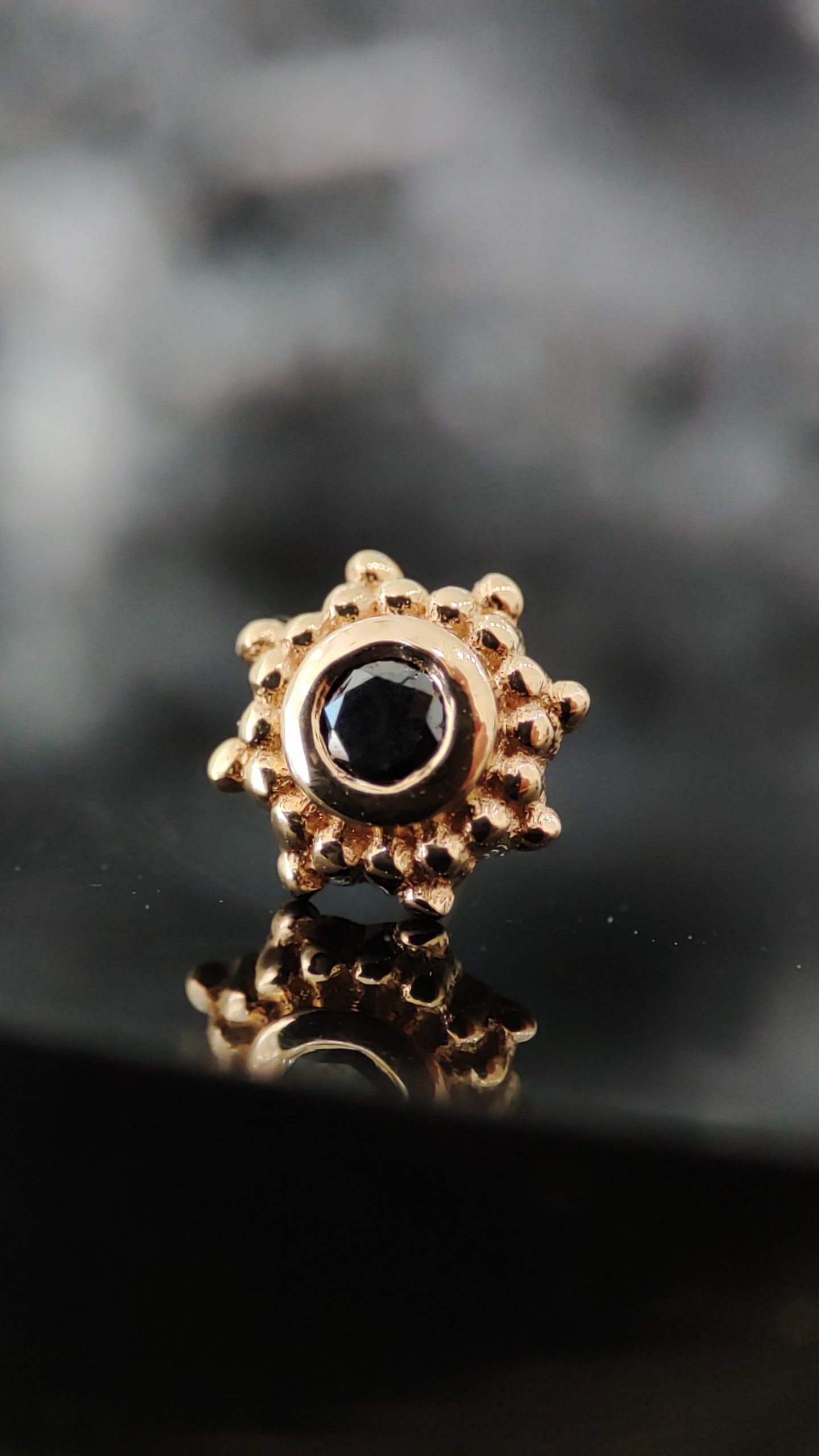 NAGA Peshavia Black Diamond – zlatni pirsing nakit sa crnim dijamantom NAGA Peshavia Black Diamond – ukrasni deo pirsing nakita od 18K zlata sa crnim kamenom