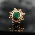 NAGA Peshavia Green Emerald – zlatni ukrasni deo za pirsing sa zelenim kamenom i dekorativnim detaljima