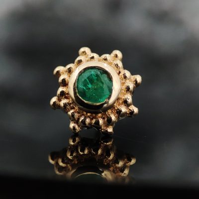 NAGA Peshavia Green Emerald – zlatni ukrasni deo za pirsing sa zelenim kamenom i dekorativnim detaljima