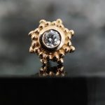 NAGA Peshavia White Diamond – zlatni pirsing nakit sa svetlucavim belim kamenom i dekorativnim detaljima