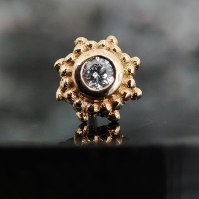 NAGA Peshavia White Diamond – zlatni pirsing nakit sa svetlucavim belim kamenom i dekorativnim detaljima