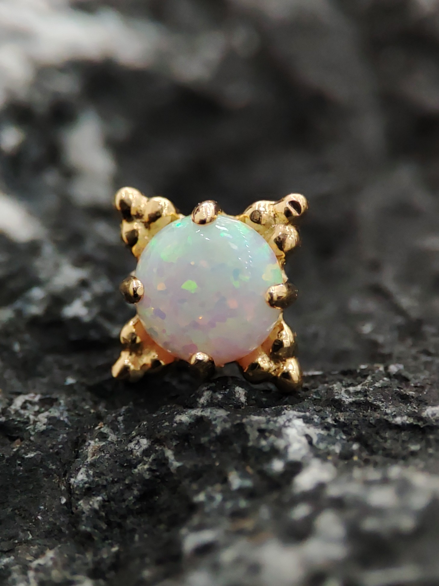 white opal gold piercing Anatometal Zia Cabochon White Opal – 18K zlato - Slika 1